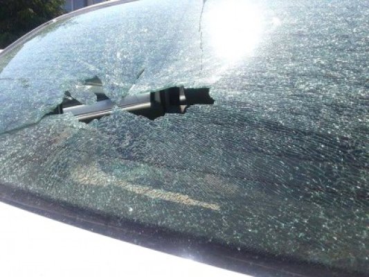O maşină a Poliţiei, găsită cu geamurile sparte: IPJ spune că este o defecţiune tehnică!